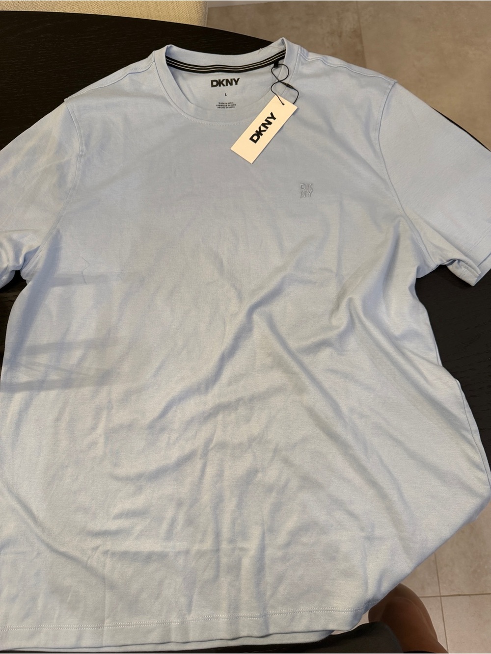 DKNY Men’s T-shirt
Size: Large